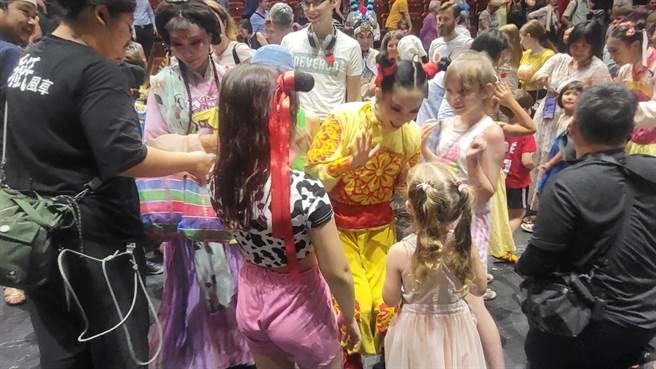 紙風車劇團於匈牙利當地時間21日晚間演出最後一場《哪吒鬧龍宮》，帶給當地觀眾難忘的回憶。（李欣恬攝）