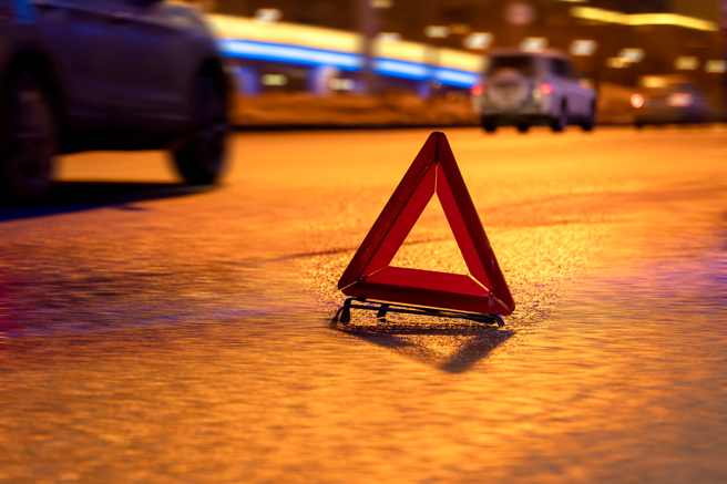 男子因闖紅燈遭連環撞，4車主涉犯過失致死罪。（示意圖/shutterstock）