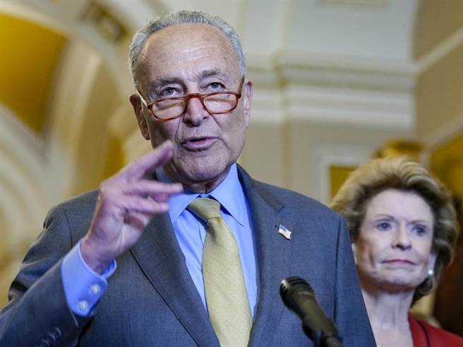 舒默说，美国将成为AI监管方面的世界领袖，如果将AI演算法的管理主控权拱手让给中国，恐将让民主衰落。（美联社）