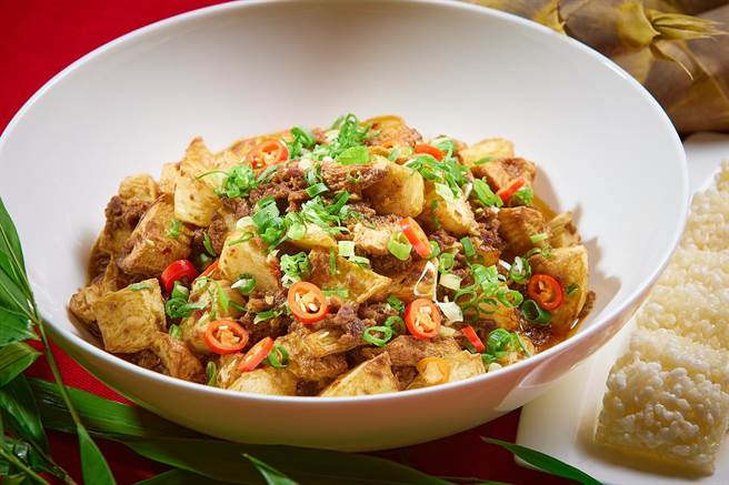 「烧．麻婆和牛＆绿竹笋」融和麻婆豆腐和日本和牛，再加入清甜绿竹笋烹调而成。（JR东日本大饭店台北提供）