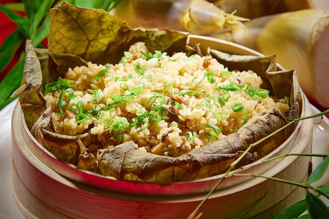 「蒸．台式古早味绿竹笋炊饭」炊饭带有淡淡清新的笋香，还能吃到脆甜的口感。 （JR东日本大饭店台北提供）