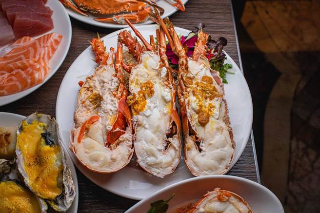 「丰FOOD海陆百匯」7月举办5场「龙虾之夜」，生冻龙虾、昆布帝王蟹汤吃到饱，还可兑换「泰式蒸龙虾」。（典华餐饮提供）