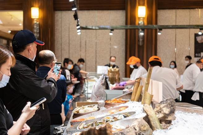 抢攻暑假餐饮商机，「丰FOOD」在7月6、13、20、27日加码祭出现切鲔鱼秀活动。（典华餐饮提供）