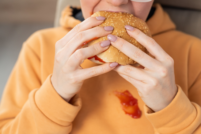 男子购买了1颗70元汉堡，仅包1片菜、1片肉片以及1片煎蛋，让他感到不可思议。（示意图/shutterstock）