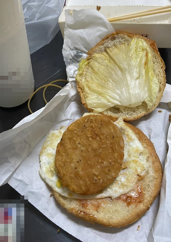 男子购买了1颗70元汉堡，仅包1片菜、1片肉片以及1片煎蛋，让他感到不可思议。（翻摄自脸书爆废公社二馆）