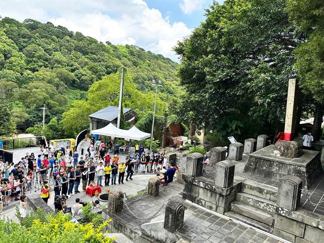 台中市政府观光旅游局22日于大甲铁砧山剑井举办「铁砧山剑井取午时水活动」，现场排队人潮更胜以往。（台中市政府提供／张亦惠台中传真）