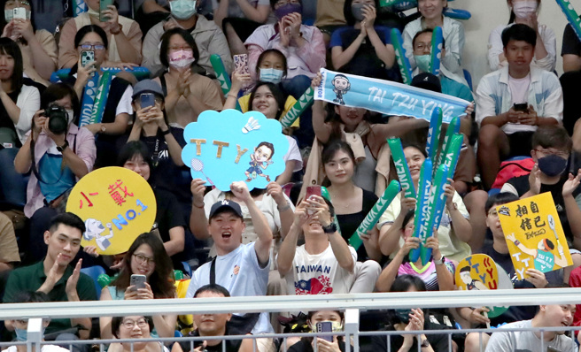 球迷举着精心制作的加油看板，为戴资颖及台湾羽球好手们加油。（郑任南摄）