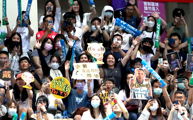 球迷举着精心制作的加油看板，为戴资颖及台湾羽球好手们加油。（郑任南摄）