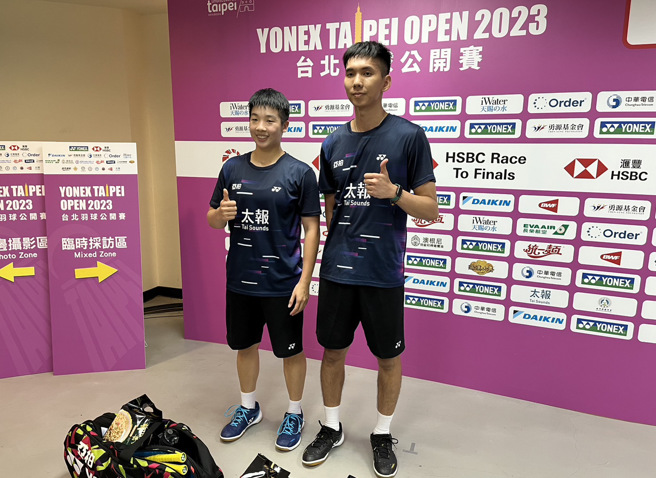 羽球混双组合曾敏豪（右）、谢沛珊（左）晋级台北羽球公开赛8强。（陈筱琳摄）