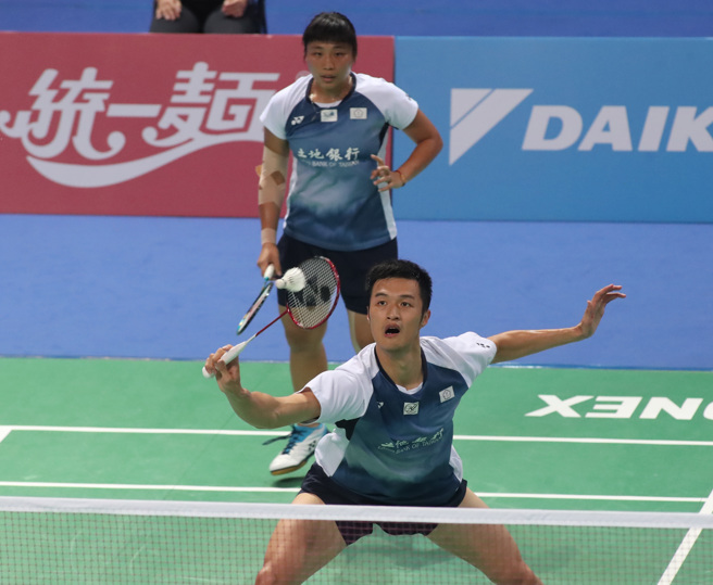 混双组合张课琦（前）、李芷蓁（后）晋级台北羽球公开赛8强。（郑任南摄）