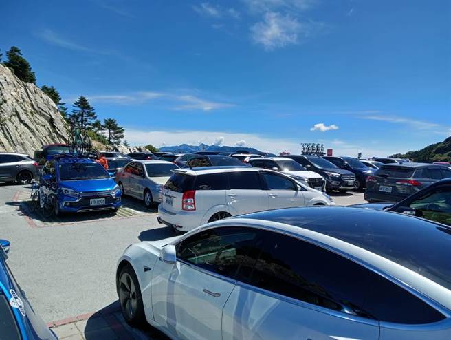 警方表示，连假首日清境农场、合欢山周遭停车场全满，但交通状况顺畅、良好，未出现塞车情形。（仁爱警分局提供／潘虹恩南投传真）