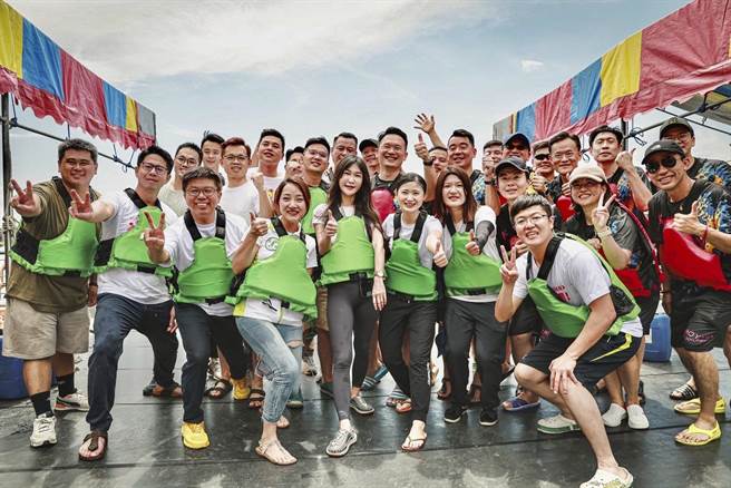 桃园龙潭归乡文化节活动今起登场，桃园市副市长苏俊宾率领市府团队与桃园市议会民进党团一同进行示范赛，亲自下水为活动宣传。（市议员张肇良提供／蔡明亘桃园传真）