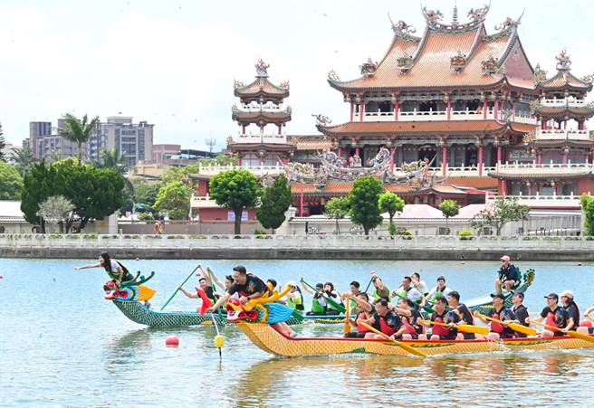 桃园龙潭归乡文化节龙舟赛预赛今登场，市府团队与市议会民进党团PK进行宣传赛，热血场面相当热闹。（市议员张肇良提供／蔡明亘桃园传真）