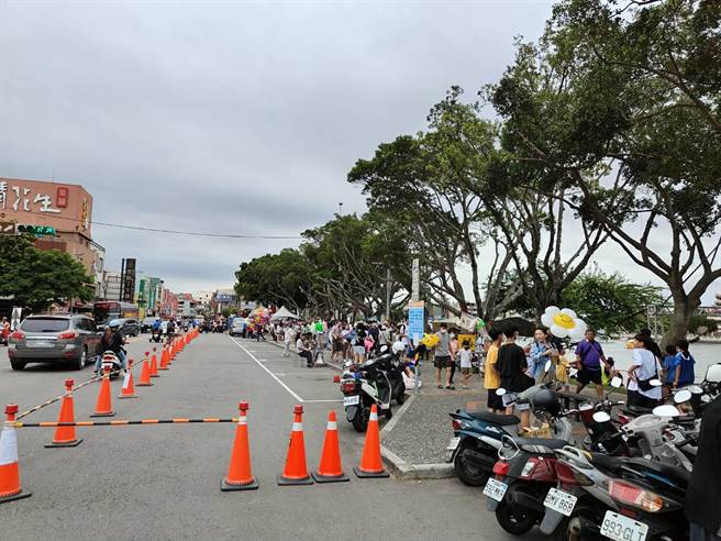 端午连假首日，桃园各景区涌入不少游客，桃园景区舒适度灯号显示，龙潭大池由于办理归乡文化节与龙舟赛预赛，22日几乎一整天都呈现红灯。（民眾提供／蔡明亘桃园传真）