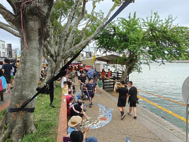 桃园市龙潭区公所办理归乡文化节系列活动今起登场，许多民眾返乡参与，观旅局统计截至22日下午5时，龙潭大池共涌入超过2万人次游客相当热闹。（民眾提供／蔡明亘桃园传真）