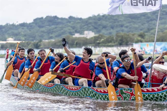 市府队也在折返后与岸边民眾互动，台北市长蒋万安也挥手致意。（北市体育局提供）