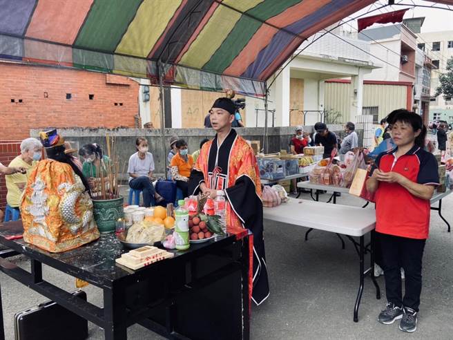 桃园市大园区海口里在疫情后延续传统，今日请神至海口埤塘石敢当旁办理端午祭江仪式，祈求里内平安及搬迁顺利。（蔡明亘摄）