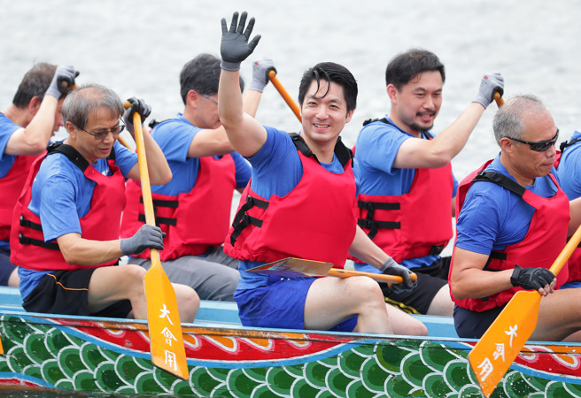 台北市长蒋万安（中）22日参加国际龙舟锦标赛开幕典礼，并且亲自下场与市府团队一起划龙舟比赛，有媒体报导他已经决定出席8月下旬的加双城论坛，稍早他在受访时回应现在都还在讨论阶段，一旦确定就会跟大家报告。（季志翔摄）