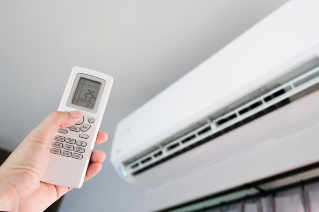 最近天气炎热，一名网友连续使用冷气24小时没有关机，担心会影响冷气的使用寿命。（示意图／shutterstock）