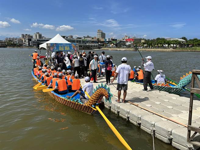 今日龙舟赛由「市府首长队」与「议会队」的「府会大战」揭开序幕。（王惠慧摄）