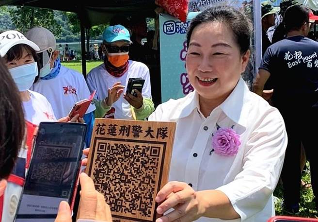 花莲县警察局今在端午节龙舟竞渡嘉年华现场，邀请县长徐榛蔚化身反诈天使，针对警政署强力托播全国高发诈欺6大手法，向民眾宣导反诈观念。（花莲县警局提供／罗亦晽花莲传真）