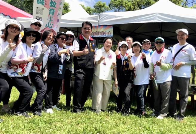 花莲县警察局今在端午节龙舟竞渡嘉年华现场，邀请县长徐榛蔚化身反诈天使，针对警政署强力托播全国高发诈欺6大手法，向民眾宣导反诈观念。（花莲县警局提供／罗亦晽花莲传真）