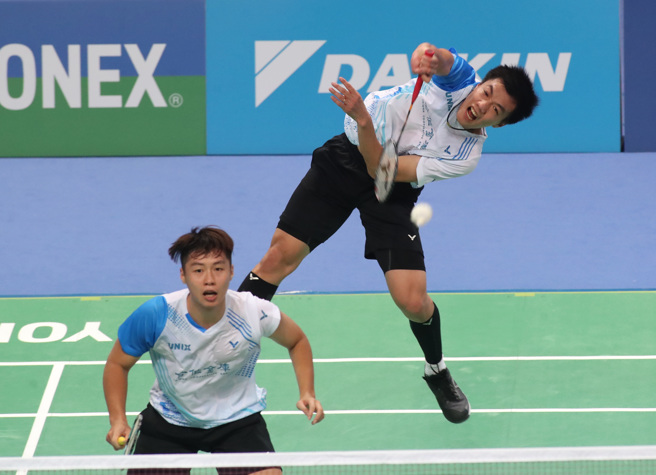 林家佑（后）、林永晟（前）在2023台北羽球公开赛男双16强击败东京奥运金牌组合李洋／王齐麟。（郑任南摄）