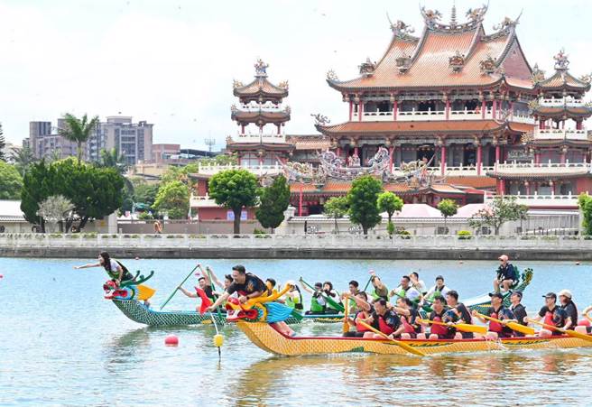 桃园龙潭归乡文化节龙舟赛，市府团队与市议会民进党团PK进行宣传赛。（市议员张肇良提供／蔡明亘桃园传真）