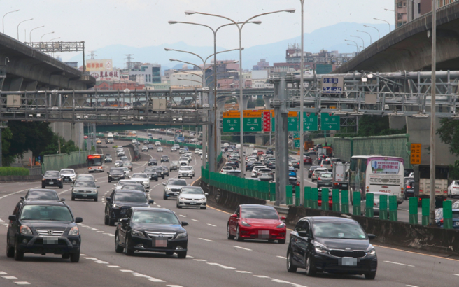 端午连假首日（6/22），国一、国三南下部份路段实施高乘载管制降低车流，泰山路段车流繁忙。（图／陈君玮摄）