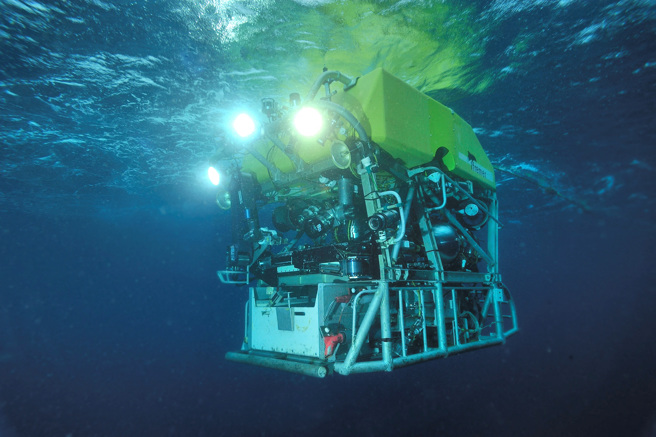 法國海研船載運的水下探測機器人「維克多6000」已進入「泰坦號」失聯海域搜救。（路透社）