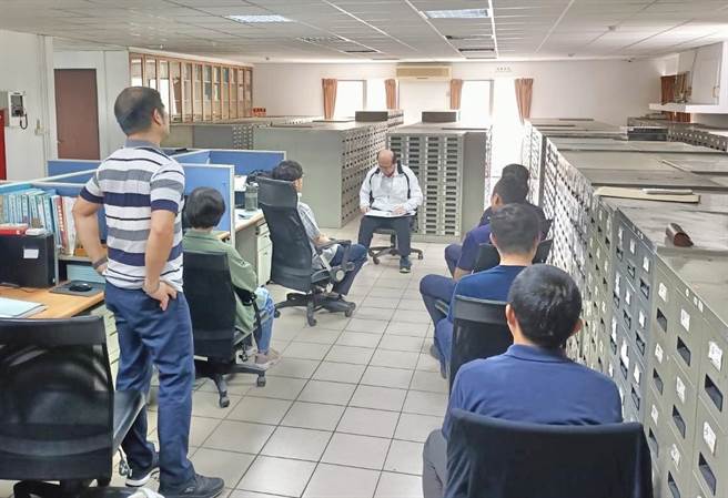 新北警为了将协寻失踪人口工作经验传承更多人，特请新庄分局巡佐王圣杰及板桥分局警员王闵南等专业寻人高手担任种子教官，办理2023年「寻人高手」培训。(黄敬文翻摄)