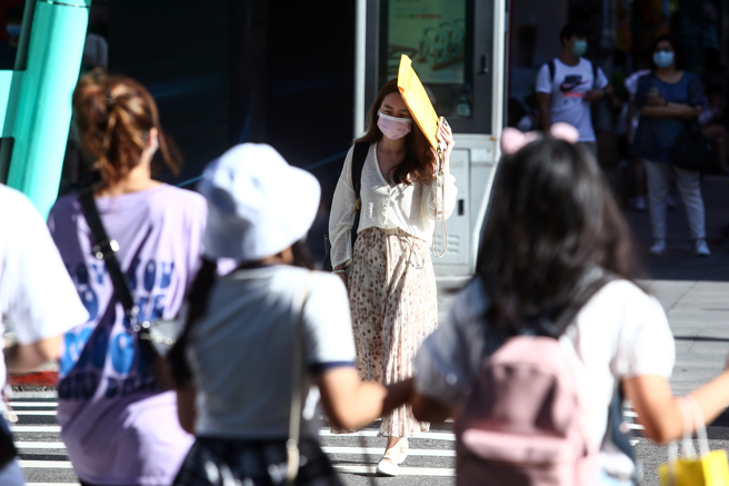 端午連續假期天氣炎熱，氣象局明（23）日針對6縣市發布高溫資訊，恐衝破36度。（圖／鄧博仁攝）