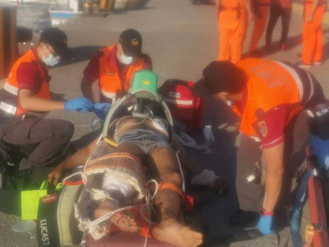 1艘埃及货轮的船员因腿受伤昏迷，澎湖海巡队立即展开救援。（澎湖海巡队提供）