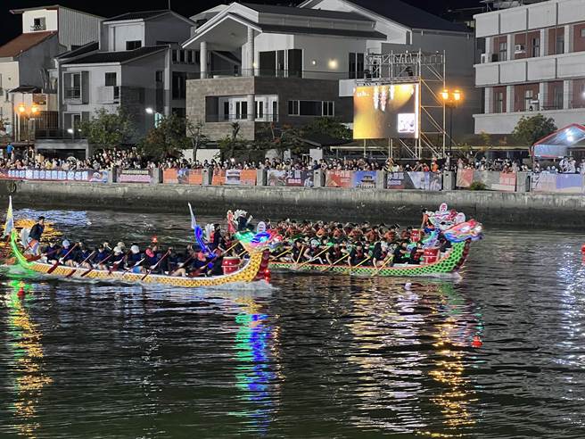 2023台南国际龙舟锦标赛大型龙舟公开组决赛竞争相当激烈。（洪荣志摄）