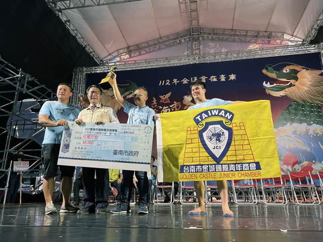 2023台南国际龙舟锦标赛闭幕典礼颁奖。（洪荣志摄）