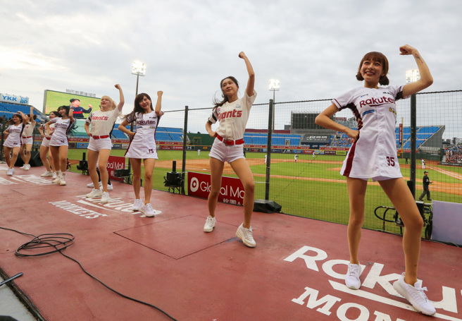 韩职乐天巨人啦啦队Lotte Girls这是来台由团长赵智薰领军，队长李丹妃加上队员赵娟周、朴淡备、李晧祯4位女孩，与乐天女孩一起应援。（陈麒全摄）