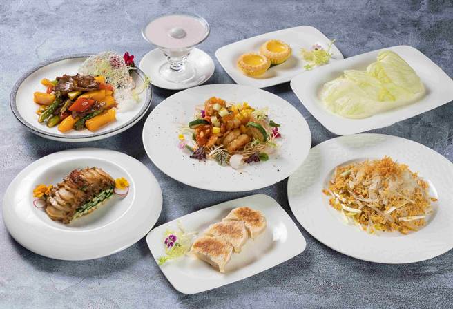 皇楼中餐厅主厨团队以柠檬、爱文芒果以及玉荷包等当令水果为主角，推出夏季限定料理。（义大皇家酒店提供）