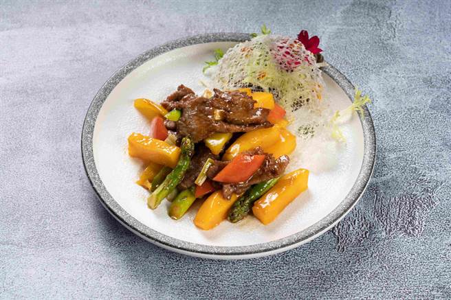 「爱文芒果炒美国极品牛」香气十足，酸甜口感越吃越开胃。（义大皇家酒店提供）