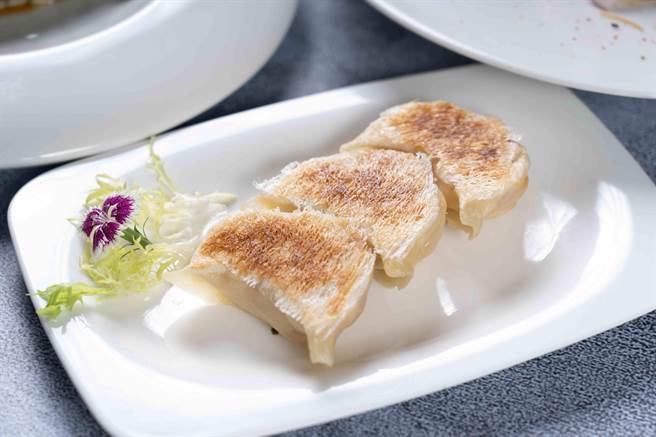 「西红柿蛋高丽菜包」外皮微微焦香，蔬果内馅清甜，素食者也可吃。（义大皇家酒店提供）