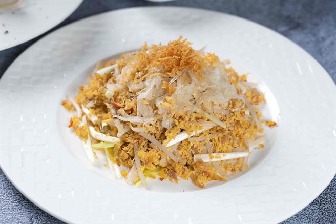 港式经典功夫菜「瑶柱鲍丝桂花翅」经过主厨改良，把鱼翅包入生菜，吃起来更清爽。（义大皇家酒店提供）