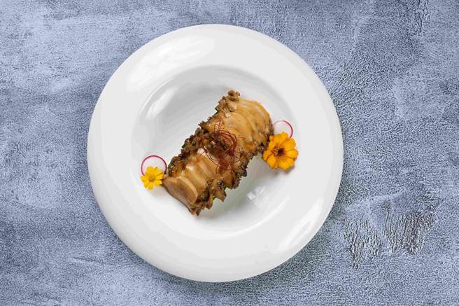 「凉拌藤椒香妃鲍」酸辣香甜的滋味，适合炎夏享用。（义大皇家酒店提供）