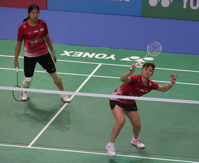 李佳馨（右）、鄧淳薰（左）闖進2023台北羽球公開賽女雙8強。（中租羽球隊提供）