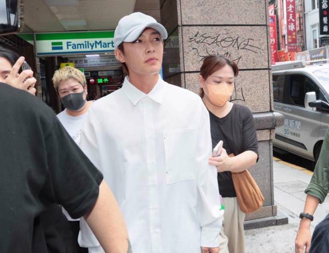 炎亚纶带「妆」突袭记者会，引发诸多批评，连大陆网友都歪楼问「粉底是什么牌子」，哭了都不会花。(图／粘耿豪摄)