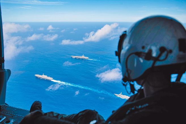 美国航空母舰尼米兹号和雷根号，9日起在菲律宾海与日本、加拿大和法国部队联合演习。（摘自美国第七舰队官网）