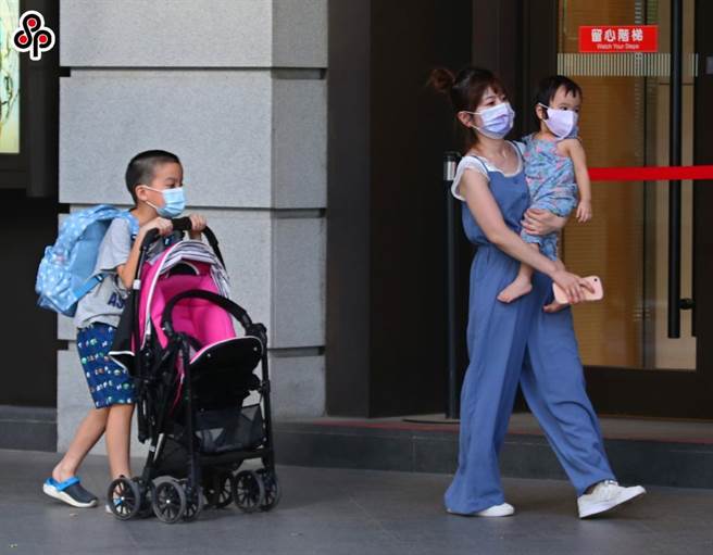 为鼓励妇女参与劳动市场，劳动部拟祭出3年11亿元的「妇女再就业计画」，其中只要妇女因家庭因素离职180天，再就业后符合条件后就可以领3万元的「再就业奖励」，预估可望在7月上路。（报系资料照）