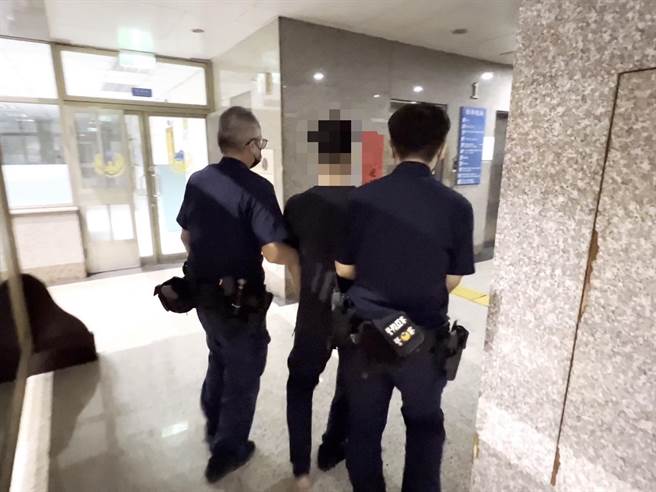 陈男于凌晨带着铁鎚投案。（翻摄照片／高雄洪靖宜传真）
