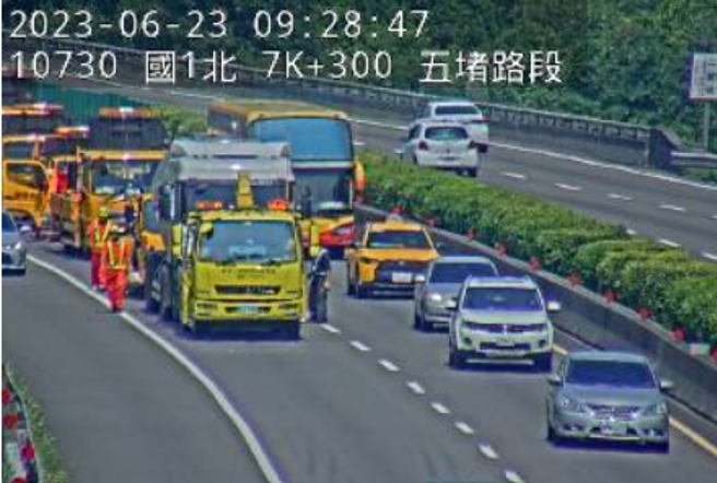 连假第二天！国1北上五堵段「3车追撞」，回堵5km。(翻摄高速公路1968)
