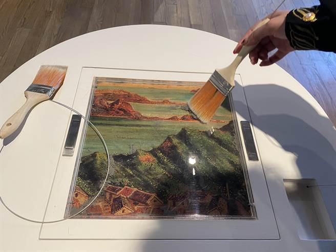 南美馆也在共学体验区设有touch-on专区，透过民眾亲自动手操作，加深保存维护的观念。（曹婷婷摄）