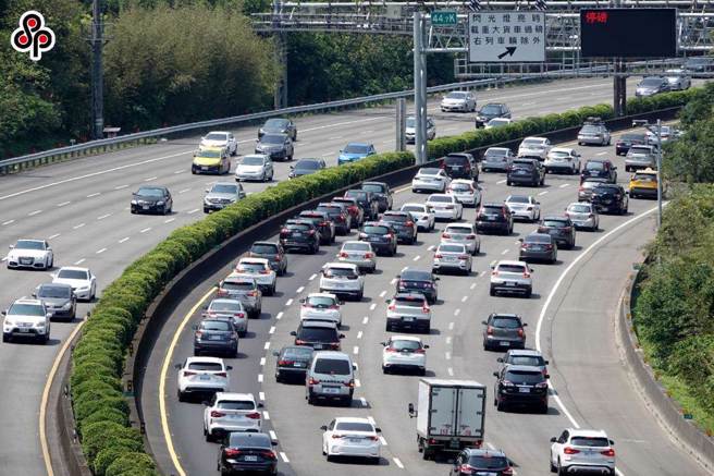 端午节连假第2日 国5现车潮时速不到40公里。（示意图／本报资料照）