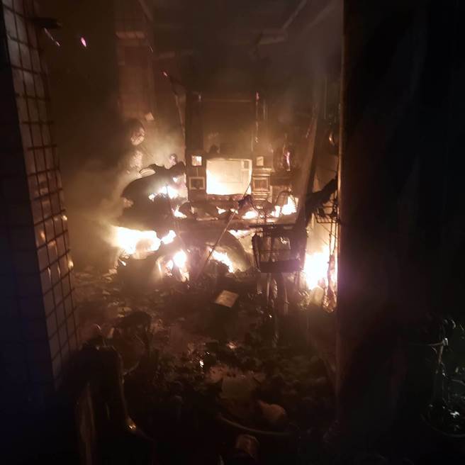 雲林縣虎尾鎮中溪里一戶民宅今（23日）凌晨2點半起火。（雲林縣消防局提供）